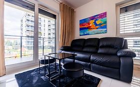 Luxury Apartment With Spa Bath- City Centre, Free Parking By Staynest